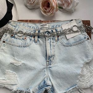 NWT Abercrombie & Fitch blue wash denim Boyfriend jean shorts. Mid rise Size: 25